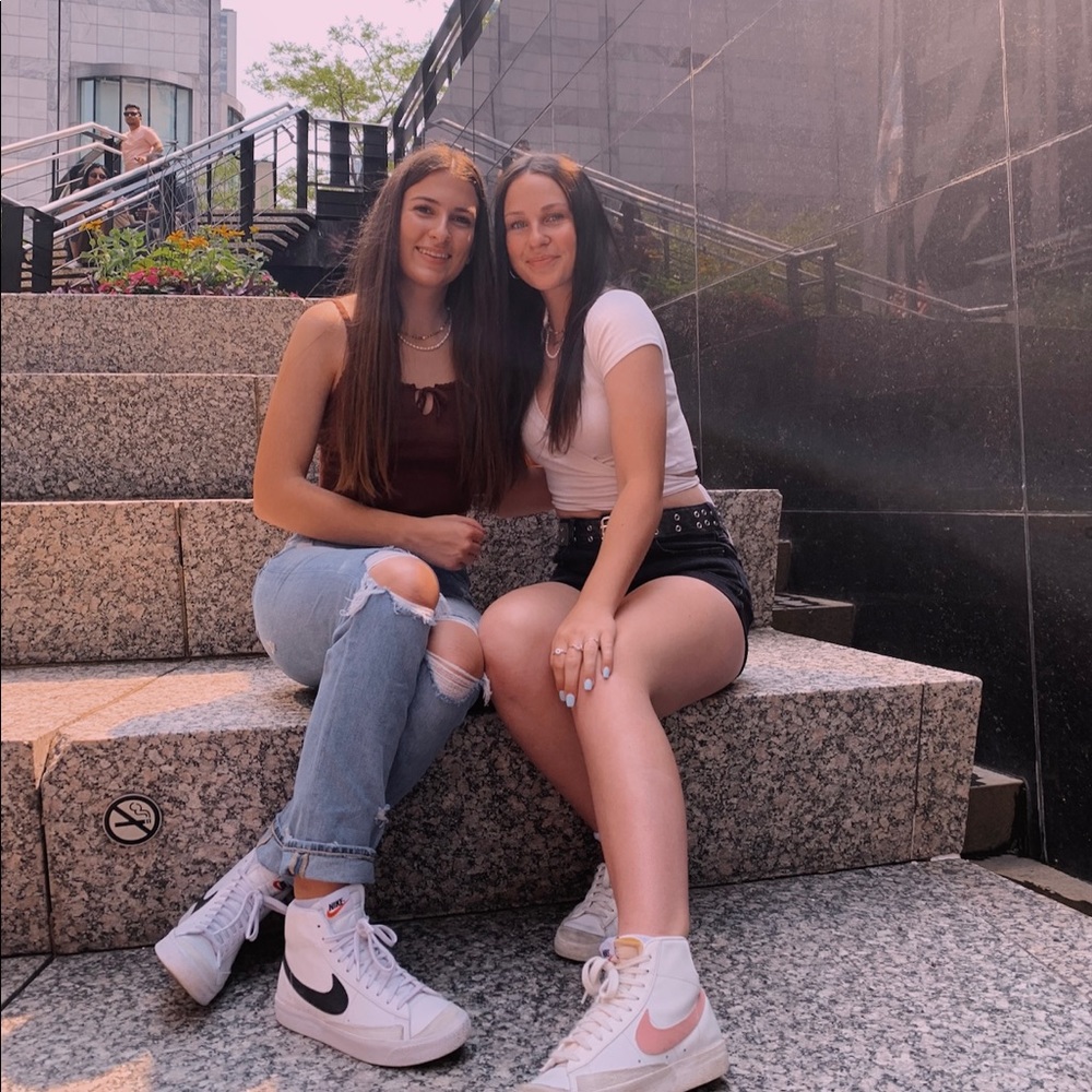 Meet your Poshers, Natalie and Avery